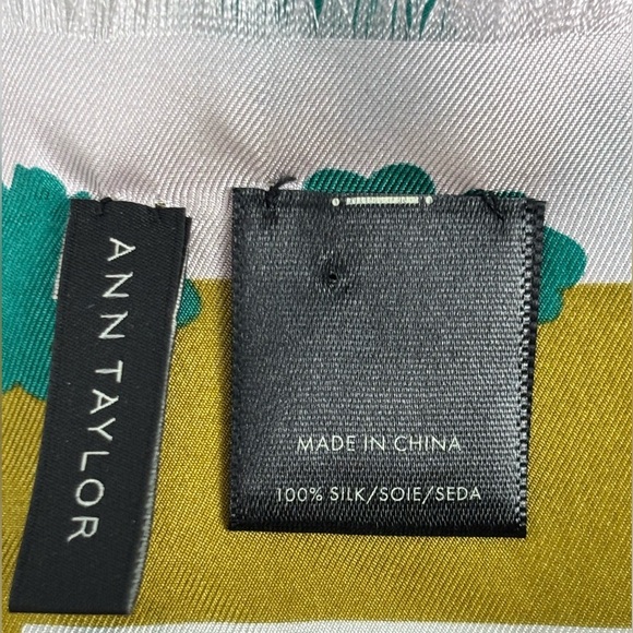 Ann Taylor 100% Silk Printed Scarf 30X30 White withh Green Floral Gold Luxury - Picture 6 of 6